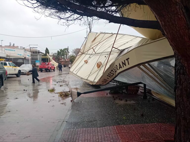 Σοβαρές ζημιές από ανεμοστρόβιλο στην Παραλία Μαραθώνα – Κλειστοί δρόμοι στην περιοχή