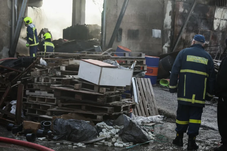 Μενίδι: Μεγάλη φωτιά κατέστρεψε ολοσχερώς εργοστάσιο – Ζημιές και σε διπλανά κτίρια