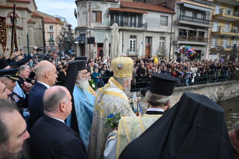 Φλώρινα: Πιάστηκαν στα χέρια για τον Τίμιο Σταυρό – Απίστευτες σκηνές