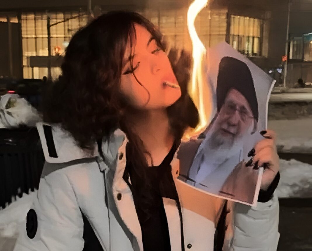 Γιατί οι γυναίκες του Ιράν ανάβουν τα τσιγάρα τους με φλεγόμενες φωτογραφίες του Χαμενεΐ