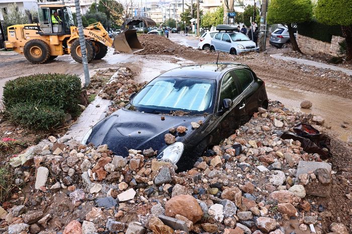 Κακοκαιρία: ”Βομβαρδισμένο τοπίο” η Άνω Γλυφάδα – Τι λένε κάτοικοι – rpn
