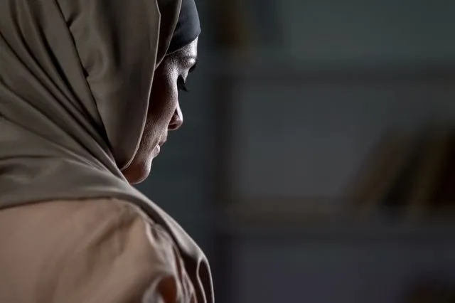 Το Grok “γδύνει” και την πίστη των γυναικών – Αφαιρεί μπούργκα, χιτζάμπ και ράσα μοναχών