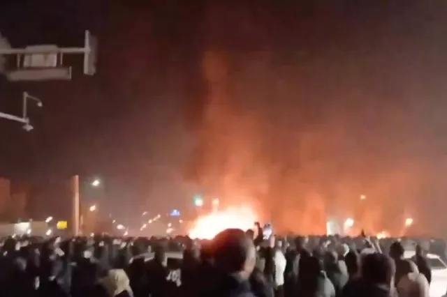 Νύχτα ταραχών στo Ιράν: Μεγάλες αντικυβερνητικές διαδηλώσεις, νεκροί και καμένα κτίρια