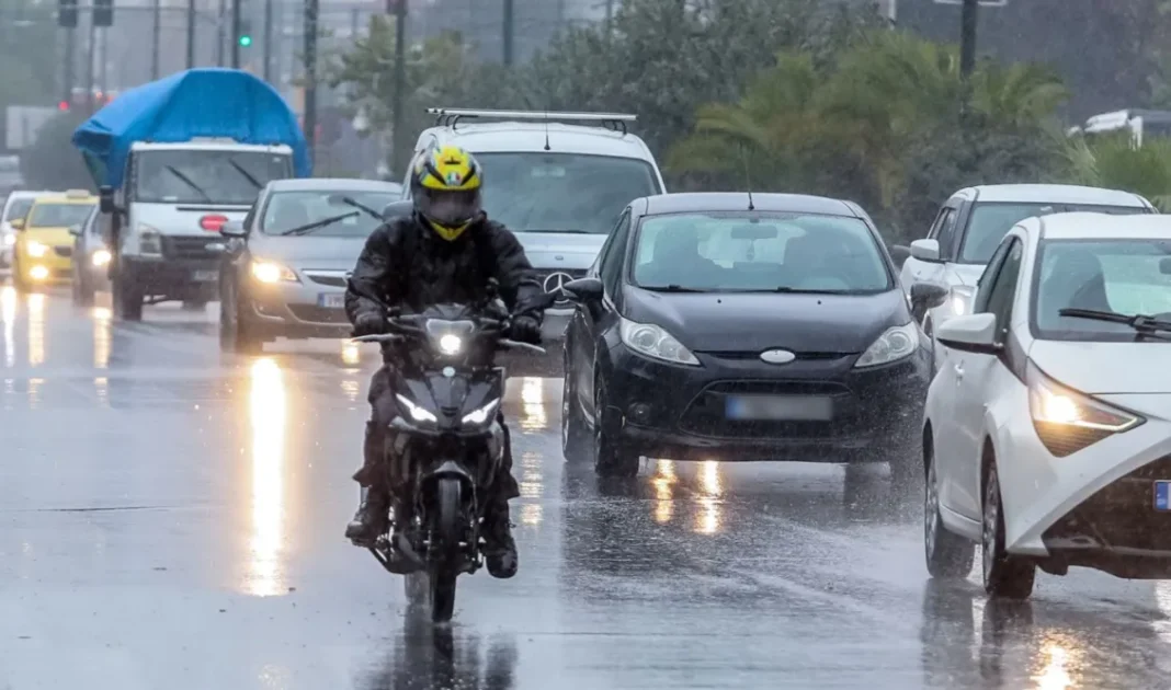 Καταιγίδες και πάλι στην Αττική – Δρόμοι που μετατρέπονται σε ποτάμια – Πορτοκαλί συναγερμός από την ΕΜΥ