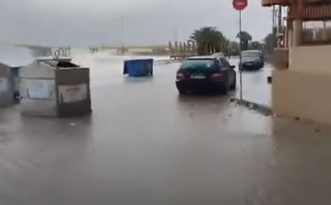 Η θάλασσα βγήκε στη στεριά σε Ρίο και Ναύπλιο – Κακοκαιρία σφυροκοπά την Αχαΐα