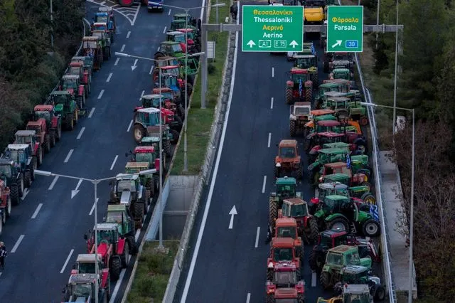 Αγροτικά μπλόκα: Η Ελλάδα στα δύο με ευθύνη της κυβέρνησης