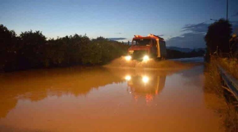 Σπάτα: Διασώθηκαν οι επιβάτες αυτοκινήτου που παρασύρθηκε από ρέμα – Ελαφρά τραυματίας πυροσβέστης
