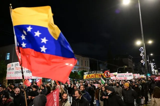 “Κάτω τα χέρια από τον λαό της Βενεζουέλας”: Εκατοντάδες διαδηλωτές έξω από την Αμερικανική πρεσβεία
