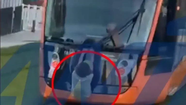 Ανήλικος κρεμάστηκε από κινούμενο τραμ για… «challenge»