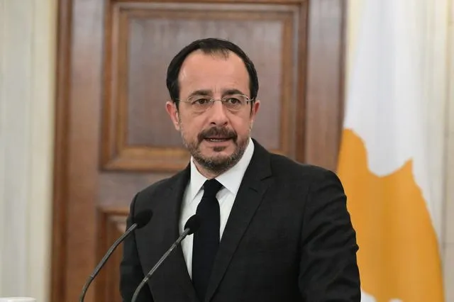 Κύπρος: Ποια είναι η “Emily Thompson” που αποκάλυψε το βίντεο με τις μίζες