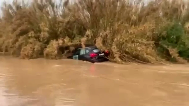 Διάσωση εγκλωβισμένου στο Πικέρμι από αυτοκίνητο στο ρέμα Βάρδα που υπερχείλισε (βίντεο) – rpn
