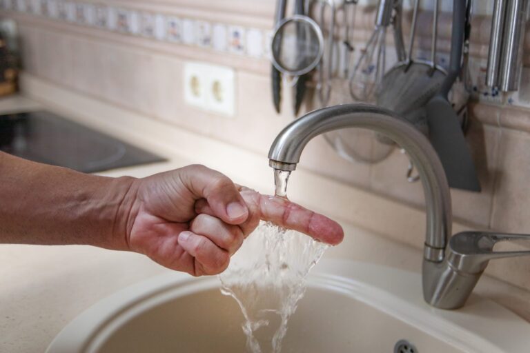 Πώς να χρησιμοποιούμε το ζεστό νερό χωρίς να… εκτοξεύεται ο λογαριασμός ρεύματος/ενέργειας