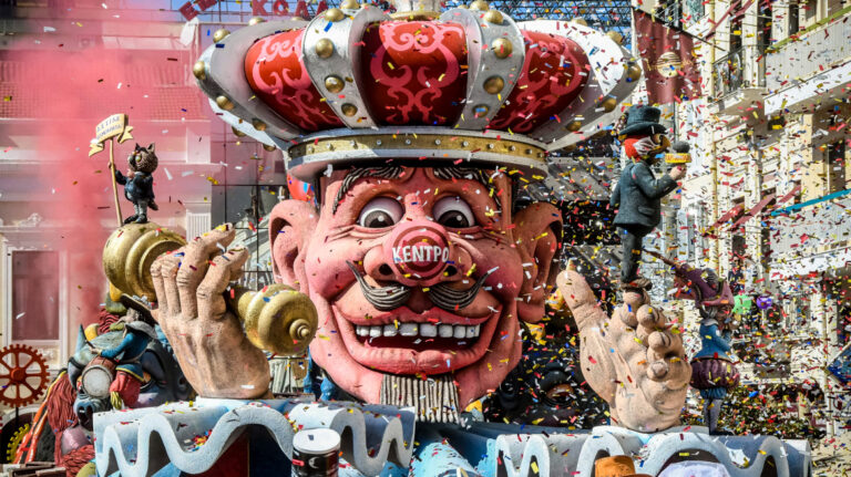 Πάτρα – Καρναβάλι: Περιστατικά μέθης, τραυματισμούς και κρίσεις πανικού αντιμετώπισαν οι εθελοντές του Ερυθρού Σταυρού