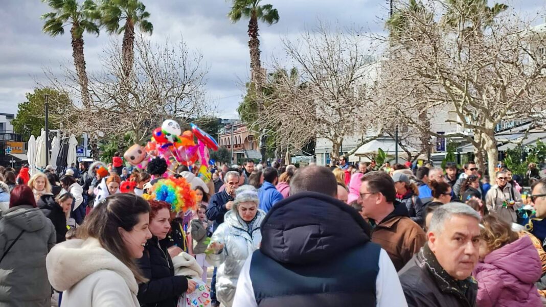 Ραφήνα: πλημμύρισε από κόσμο, χρώματα και κέφι η κεντρική πλατεία