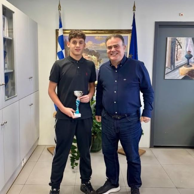 Ο Δήμαρχος Παλλήνης βράβευσε τον 15χρονο αθλητή του «Νηρέα» Γέρακα που έπιασε τον Σταυρό στα Θεοφάνια