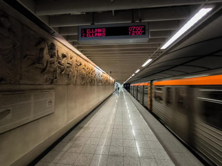 Συναγερμός στις Αρχές για πτώση γυναίκας στο Μετρό – Εκτός λειτουργίας η Γραμμή 2