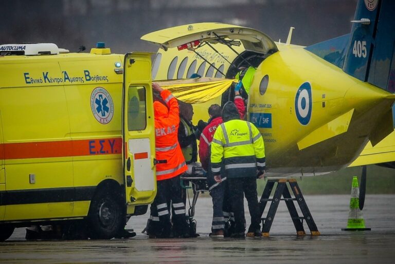 Αεροσκάφος του ΕΚΑΒ παραλαμβάνει τον τρίτο τραυματία τροχαίου με τους οπαδούς του ΠΑΟΚ