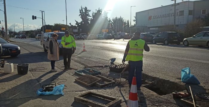 Ραφήνα: Εργασίες αποκατάστασης φρεατίου στη Λεωφόρο Φλέμινγκ από τον δήμο