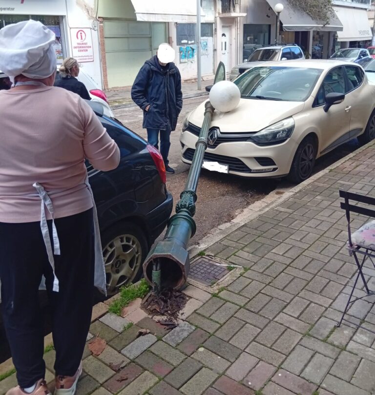Νέα Μάκρη: Κολώνα φωτισμού πλάκωσε αυτοκίνητο – Υλικές ζημιές