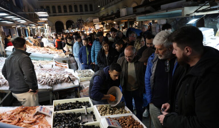 Ουρές για λαγάνα και χαλβά στους φούρνους – Ανοιχτή η Βαρβάκειος