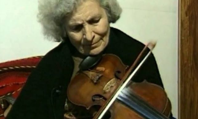 Ποια ήταν η Ασπασία Παπαδάκη – Η πρώτη λυράρισσα που έσπασε τα στερεότυπα και έγραψε ιστορία