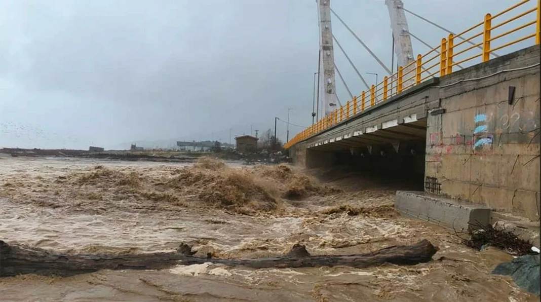 Κακοκαιρία: Υπερχείλισε ο Πηνειός, πλημμύρισε ο Αγιόκαμπος – Νερά σε σπίτια και επιχειρήσεις