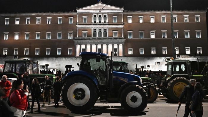 Παρατεταγμένα τα τρακτέρ έξω από τη Βουλή – Διανυκτερεύουν στο Σύνταγμα οι αγρότες