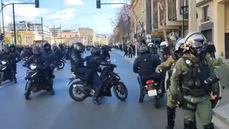 Συλλήψεις και προσαγωγές στο κέντρο της Αθήνας – Σοβαρά επεισόδια στο συλλαλητήριο για τα Τέμπη
