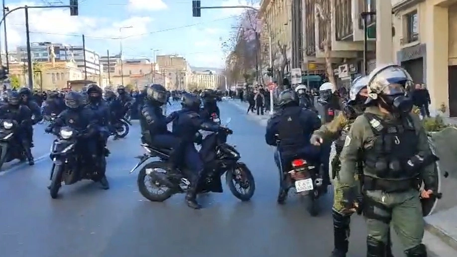 Συλλήψεις και προσαγωγές στο κέντρο της Αθήνας – Σοβαρά επεισόδια στο συλλαλητήριο για τα Τέμπη