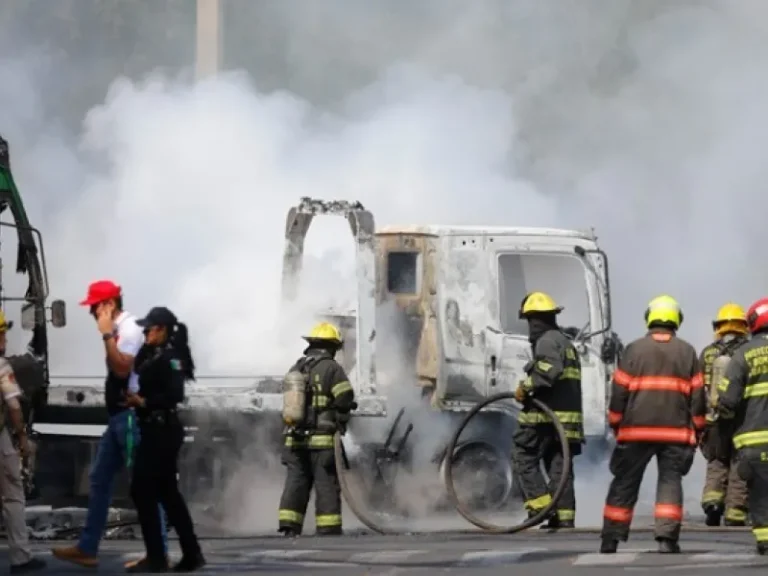 Μεξικό: Ερωμένη του αρχηγού καρτέλ ναρκωτικών έδωσε πληροφορίες για τον εντοπισμό του – Πολεμική σύρραξη και χάος σε 8 πολιτείες
