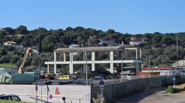 Ραφήνα: Πως ένα γιαπί που ρημάζει δίπλα στο Κοιμητήριο μπορεί να μετατραπεί σε κοινωνική κατοικία