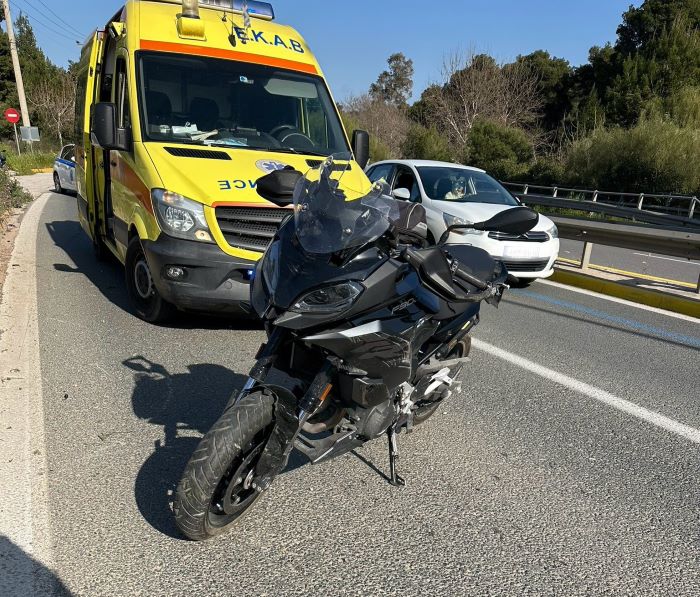 Τροχαίο ατύχημα στη λεωφόρο Μαραθώνος στο Πικέρμι – Δύο τραυματίες