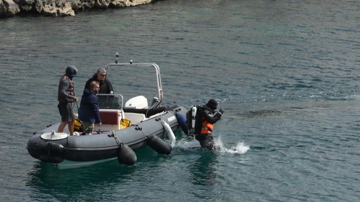Βουλιαγμένη: Σε εξέλιξη η επιχείρηση ανάσυρσης του 34χρονου δύτη – Μάχη με τα ρεύματα και το σκοτάδι