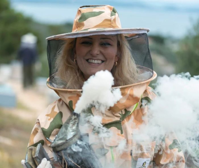 Μια μελισσοκόμος από τη Νέα Μάκρη μας εξηγεί: Γιατί να προτιμήσετε φυσικά καλλυντικά προσώπου, σώματος και μαλλιών