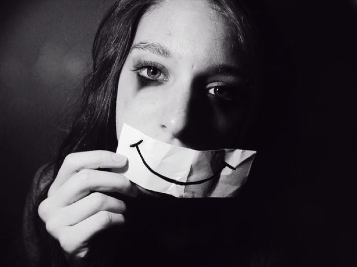 Πίσω από το χαμόγελο: Όταν η κατάθλιψη δεν φαίνεται