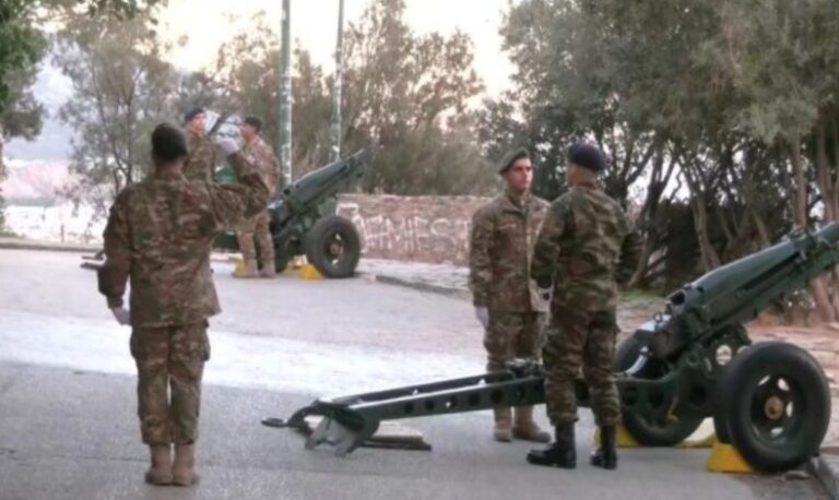 25η Μαρτίου: Η Αθήνα «ξύπνησε» με τους 21 κανονιοβολισμούς από τον Λυκαβηττό