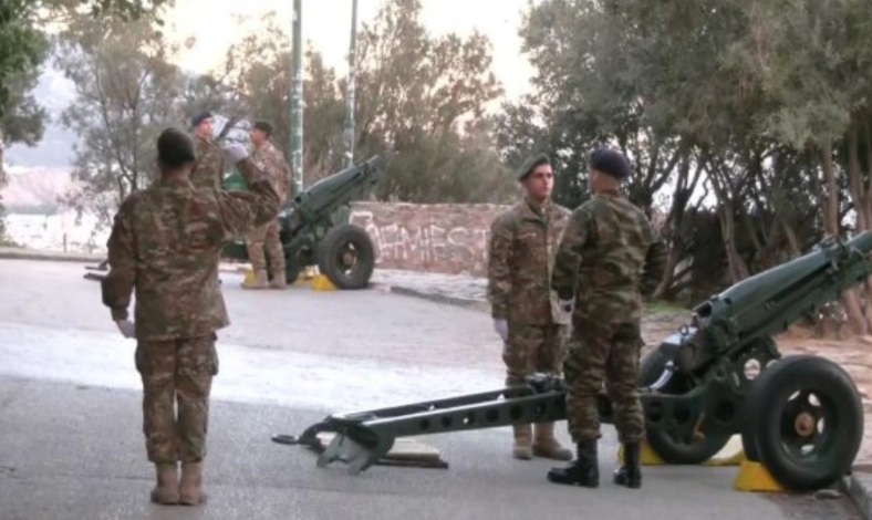 25η Μαρτίου: Η Αθήνα «ξύπνησε» με τους 21 κανονιοβολισμούς από τον Λυκαβηττό