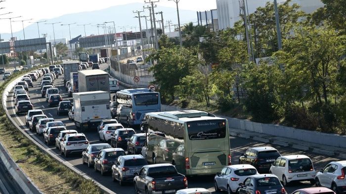 Κίνηση: «Κόκκινο» στην Αττική Οδό – Πάνω από 45 λεπτά καθυστερήσεις