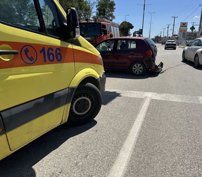Τροχαίο στη Νέα Μάκρη: Τέσσερις τραυματίες από σύγκρουση δύο οχημάτων
