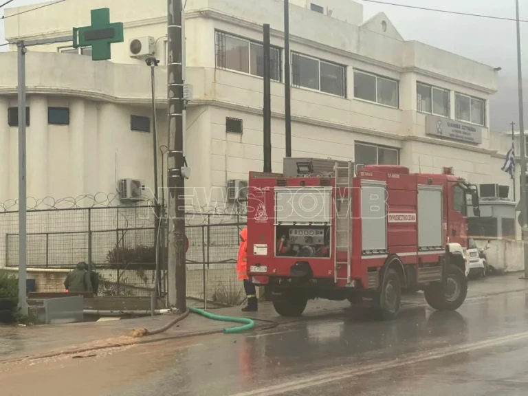 Νέα Μάκρη: Πλημμύρισε ακόμη και το Αστυνομικό Τμήμα, σε εξέλιξη άντληση υδάτων
