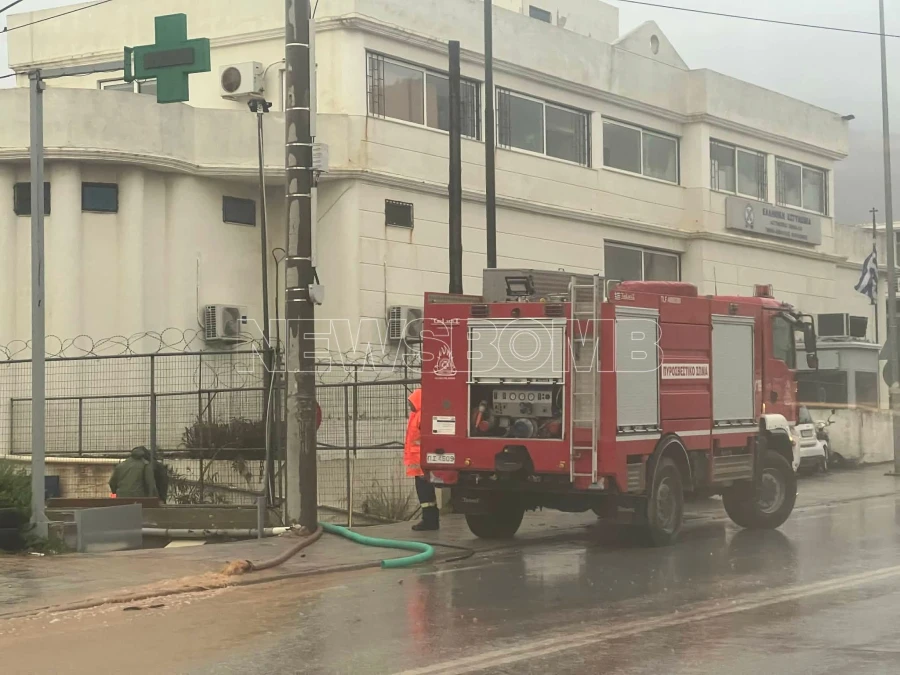 Νέα Μάκρη: Πλημμύρισε ακόμη και το Αστυνομικό Τμήμα, σε εξέλιξη άντληση υδάτων