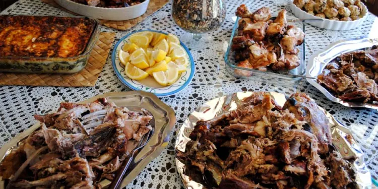 «Έσκασαν» από φαγητό και ποτό και κατέληξαν στα επείγοντα