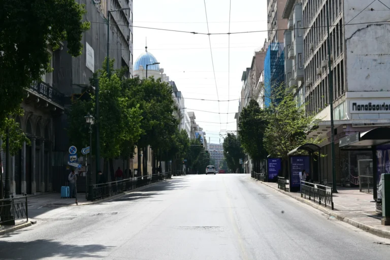 Έρημη πόλη η Αθήνα ανήμερα της Κυριακής του Πάσχα