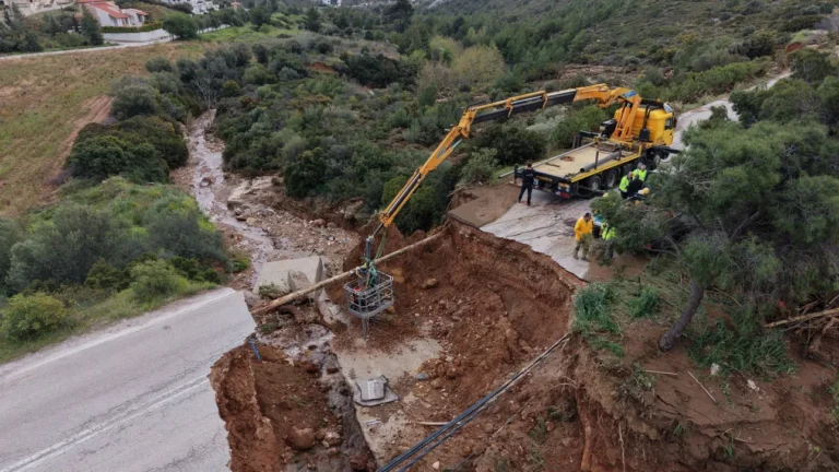 Πανελληνίως ρεζίλι η Ραφήνα: Κομμένος στα δύο ο δρόμος 1,5 μήνα – Εφιάλτης το ενδεχόμενο φωτιάς