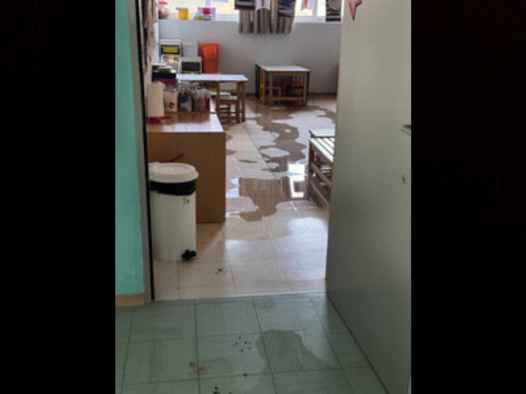 Πλημμύρισε το 4ο Νηπιαγωγείο Νέας Μάκρης – Με την πρώτη βροχή, μαθήματα… στις λάσπες