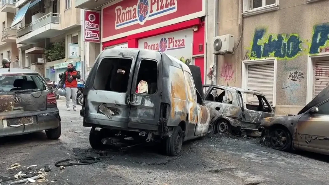 Κυψέλη: Φωτιά σε φορτηγάκι – Κάηκαν τρία ακόμα αυτοκίνητα