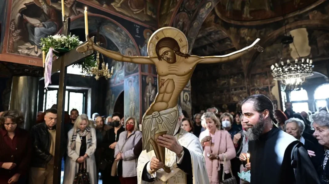 Μεγάλη Παρασκευή: Τελετές Αποκαθήλωσης σε όλη τη χώρα – Η κορύφωση του Θείου Δράματος