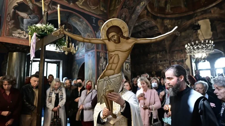 Μεγάλη Παρασκευή: Τελετές Αποκαθήλωσης σε όλη τη χώρα – Η κορύφωση του Θείου Δράματος