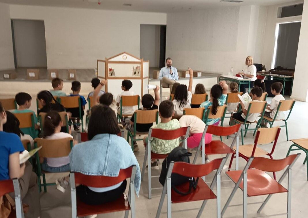 Δήμος Μαραθώνος: Παρουσίαση και δωρεά του οικολογικού παραμυθιού «Μη με κάνεις σκουπίδι» στα σχολεία