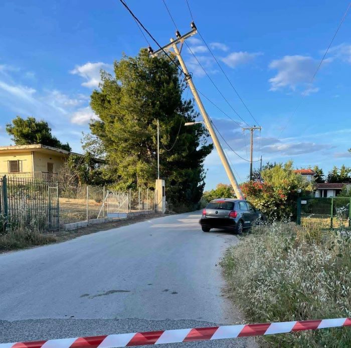 Τροχαίο στην Αρτέμιδα: Αυτοκίνητο προσέκρουσε σε κολώνα της ΔΕΗ – διακοπές ρεύματος έως τις 23:00